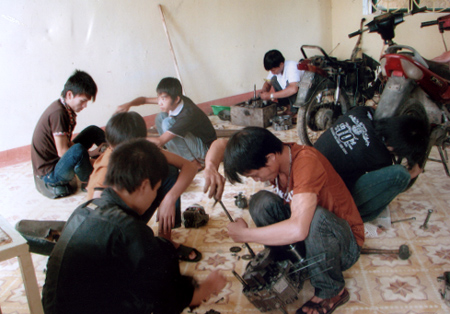 Các học viên tham gia lớp học nghề sửa chữa xe máy do Trung tâm mở trên địa bàn huyện Lục Yên.